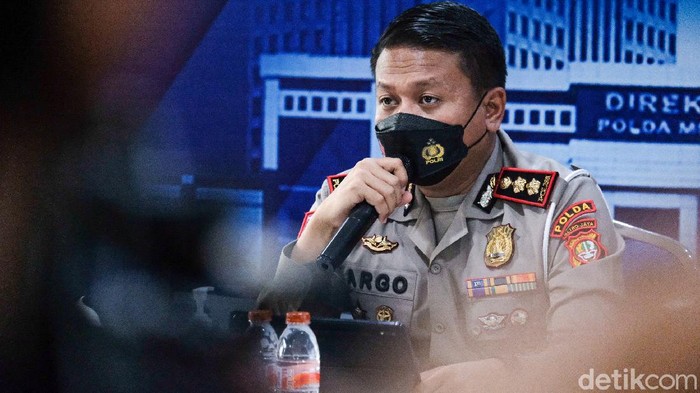 Rachel Vennya diperiksa terkait pelat nomor RFS pada mobil Alphard miliknya. Dinilai salah, Rachel pun dikenakan denda Rp 500 ribu oleh pihak kepolisian.
