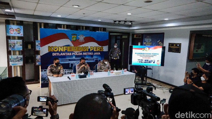 Datangi Polda Metro Jaya, Rachel Vennya Diperiksa Soal Pelat 'RFS' Rachel Vennya diperiksa terkait pelat nomor 'RFS' pada mobil Alphard miliknya. Dinilai salah, Rachel pun dikenakan denda Rp 500 ribu oleh pihak kepolisian.