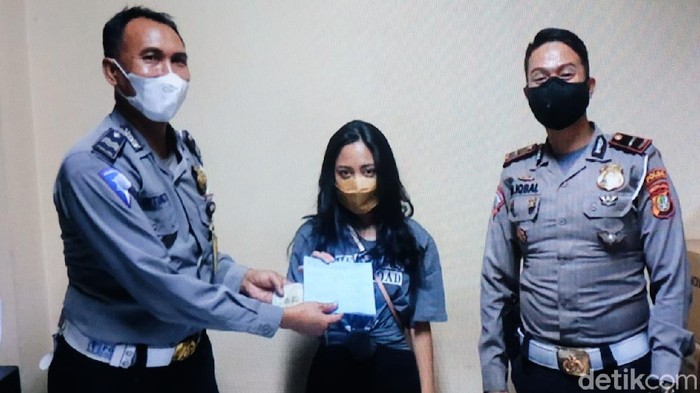 Rachel Vennya diperiksa terkait pelat nomor RFS pada mobil Alphard miliknya. Dinilai salah, Rachel pun dikenakan denda Rp 500 ribu oleh pihak kepolisian.