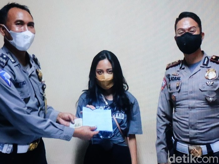 Rachel Vennya diperiksa terkait pelat nomor RFS pada mobil Alphard miliknya. Dinilai salah, Rachel pun dikenakan denda Rp 500 ribu oleh pihak kepolisian.