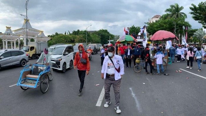 Demo Buruh di Kantor Gubernur Jatim Bikin Arus Lalin Padat