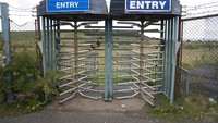 Sebuah pintu masuk pabrik kimia di Kota Cumbrian, Whitehaven. Penambangan batu bara dikabarkan akan dilakukan di tempat ini dan memicu perdebatan terkait dampak lingkungan.
