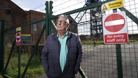 Pensiunan penambang batu bara, Raymond Gill berpose di depan lokasi penambangan tempat ia bekerja. Para pemimpin dunia, advokat, diplomat, pengusaha, ilmuwan, hingga aktivis bakal berkumpul di Glasgow, Skotlandia, untuk konferensi iklim PBB, akhir bulan ini.