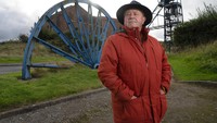 Penambang batu bara, Dave Cradduck yang pernah bekerja pada 1964-1984 berpose di depan museum pertambangan Haig Colliery Mining Museum di Whitehaven, Inggris (4/10). Dave Cradduck mendukung pembukaan lagi penambangan tersebut dengan alasan penyerapam lapangan kerja.