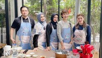 Sebelum masak, Dina Lorenza foto bareng Cut Keke, Windy, dan bintang tamu acara mereka yaitu Cindy Fatikasari dan Tengku Firmansyah. Wah, apronnya cantik ya!