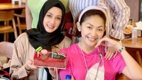 Lewat foto ini, Dina Lorenza mengucapkan rasa syukurnya di hari ulang tahun. Ia juga sangat senang mendapat kejutan kue ulang tahun dari sahabat-sahabatnya.