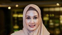 Senyum manis dipamerkan Dina Lorenza saat mendapat kue ulang tahun. Didominasi warna putih, kue ini juga ditambahkan topping buah.
