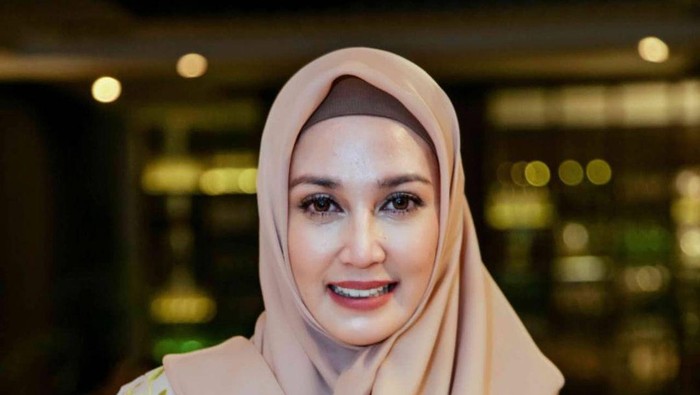 Dina Lorenza Makin Menawan, Intip Momennya Saat Asyik Masak