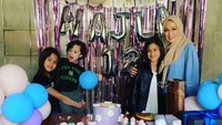 Dina Lorenza tengah merayakan ulang tahun anaknya, Najla, yang ke-12. Momen manis ini makin lengkap dengan kehadiran balon, kue ulang tahun, dan cupcake nan menggemaskan.