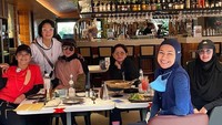 Pulang gowes sepeda bareng teman-temannya, Dina Lorenza pilih makan di kafe. Terlihat mereka semua menikmati momen olahraga pagi bersama. 