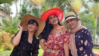  Begini momen Dina Lorenza saat santai bersama Cut Keke dan Diah Permatasari. Piknik mereka dilengkapi minuman segar hingga camilan tradisional yang nikmat.