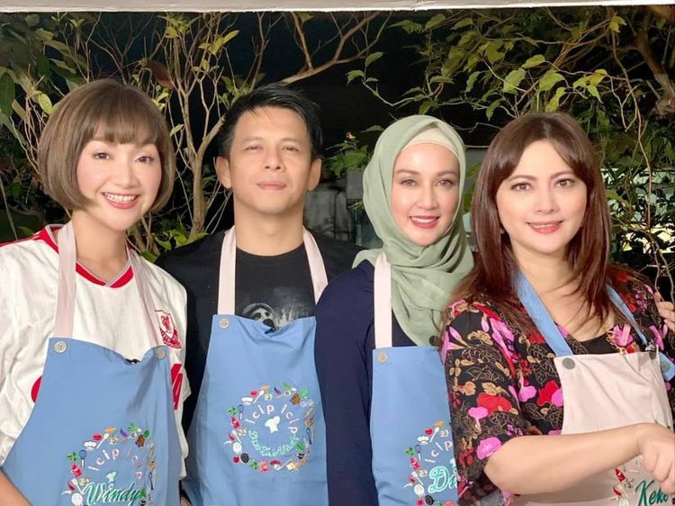 Dina Lorenza Makin Menawan, Intip Momennya Saat Asyik Masak