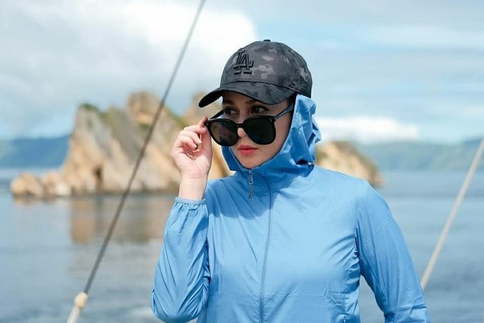 Dina Lorenza Makin Menawan, Intip Momennya Saat Asyik Masak