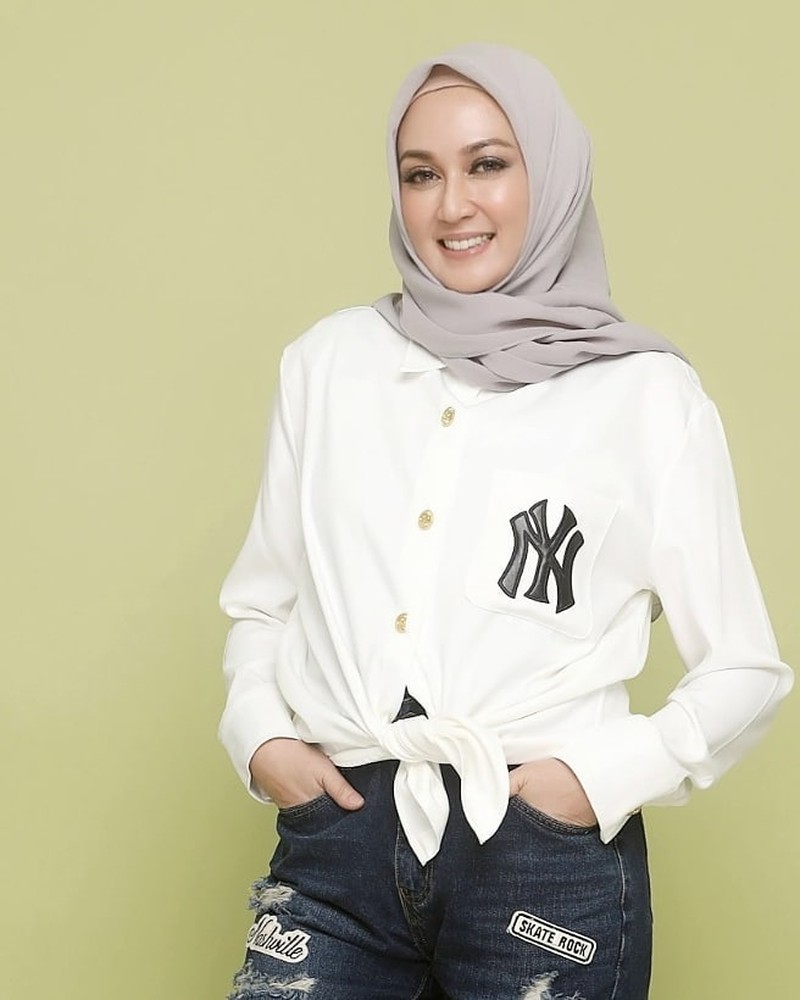 Dina Lorenza Makin Menawan, Intip Momennya Saat Asyik Masak