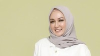 Dina Lorenza bukanlah nama baru di industri hiburan tanah air. Wanita kelahiran tahun 1975 ini sudah mondar-mandir di layar kaca sejak dulu sebagai pemain sinetron.