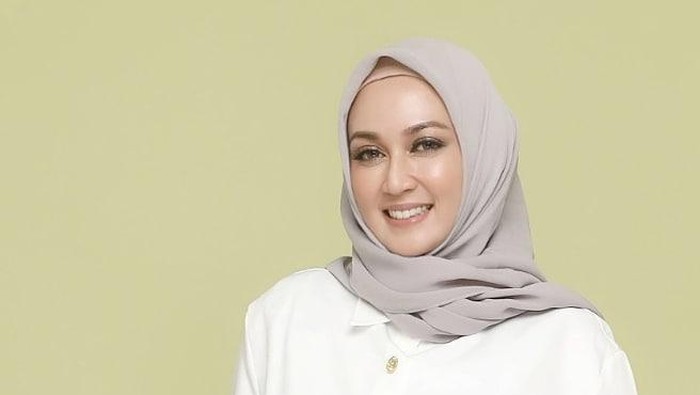 Dina Lorenza Makin Menawan, Intip Momennya Saat Asyik Masak