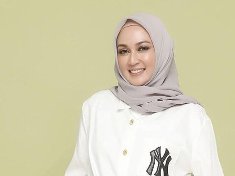 Dina Lorenza Makin Menawan, Intip Momennya Saat Asyik Masak