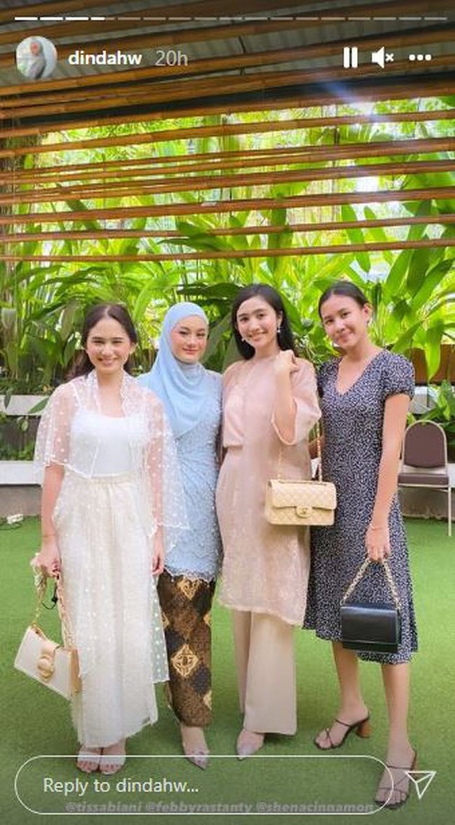 Melalui unggahan di media sosial terlihat Dinda Hauw yang tampil cantik mengenakan kebaya berwarna biru muda. Warna kebaya tersebut disenadakan dengan warna hijab yang dipakainya. Foto: Instagram