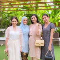 Melalui unggahan di media sosial terlihat Dinda Hauw yang tampil cantik mengenakan kebaya berwarna biru muda. Warna kebaya tersebut disenadakan dengan warna hijab yang dipakainya. Foto: Instagram