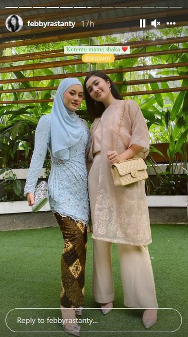 Dinda Hauw juga terlihat akrab dengan Febby Rastanty. Begini gaya keduanya saat berfoto bersama. Sama-sama terlihat cantik dan memukau. Foto: Instagram