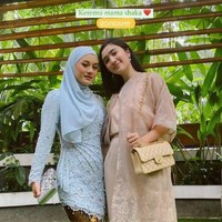 Dinda Hauw juga terlihat akrab dengan Febby Rastanty. Begini gaya keduanya saat berfoto bersama. Sama-sama terlihat cantik dan memukau. Foto: Instagram