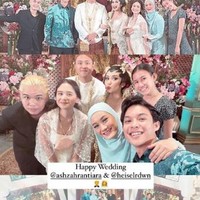 Warna baju yang dikenakan oleh Dinda Hauw juga rupanya kompak dengan sang suami, Rey Mbayang. Rey tampak mengenakan batik berwarna senada dengan kebaya yang dikenakan sang istri. Foto: Instagram