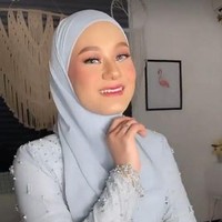 Penampilan Dinda kian memukau dengan pulasan makeup natural dan lensa kontak berwarna terang. Bagaimana menurutmu penampilan Dinda dalam foto yang satu ini? Foto: Instagram