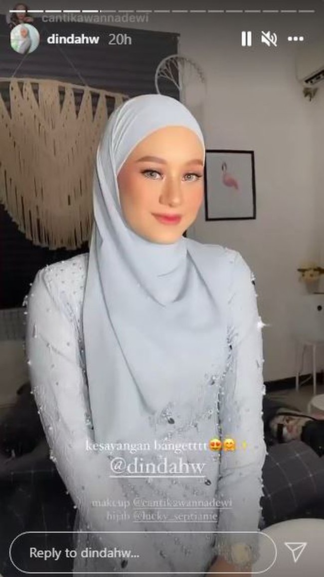 Kebaya yang dikenakan oleh Dinda tampak bertabur manik-manik yang memberikan kesan elegan dan mewah. Penampilan Dinda ini bisa dijadikan inspirasi loh.. Foto: Instagram