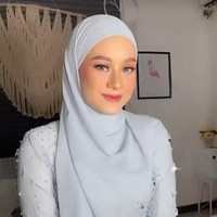 Kebaya yang dikenakan oleh Dinda tampak bertabur manik-manik yang memberikan kesan elegan dan mewah. Penampilan Dinda ini bisa dijadikan inspirasi loh.. Foto: Instagram
