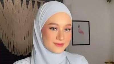 7 Gaya Dinda Hauw di Pernikahan Eks Personel Blink, Pesonanya Bikin Suami Typo