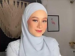 7 Gaya Dinda Hauw di Pernikahan Eks Personel Blink, Pesonanya Bikin Suami Typo