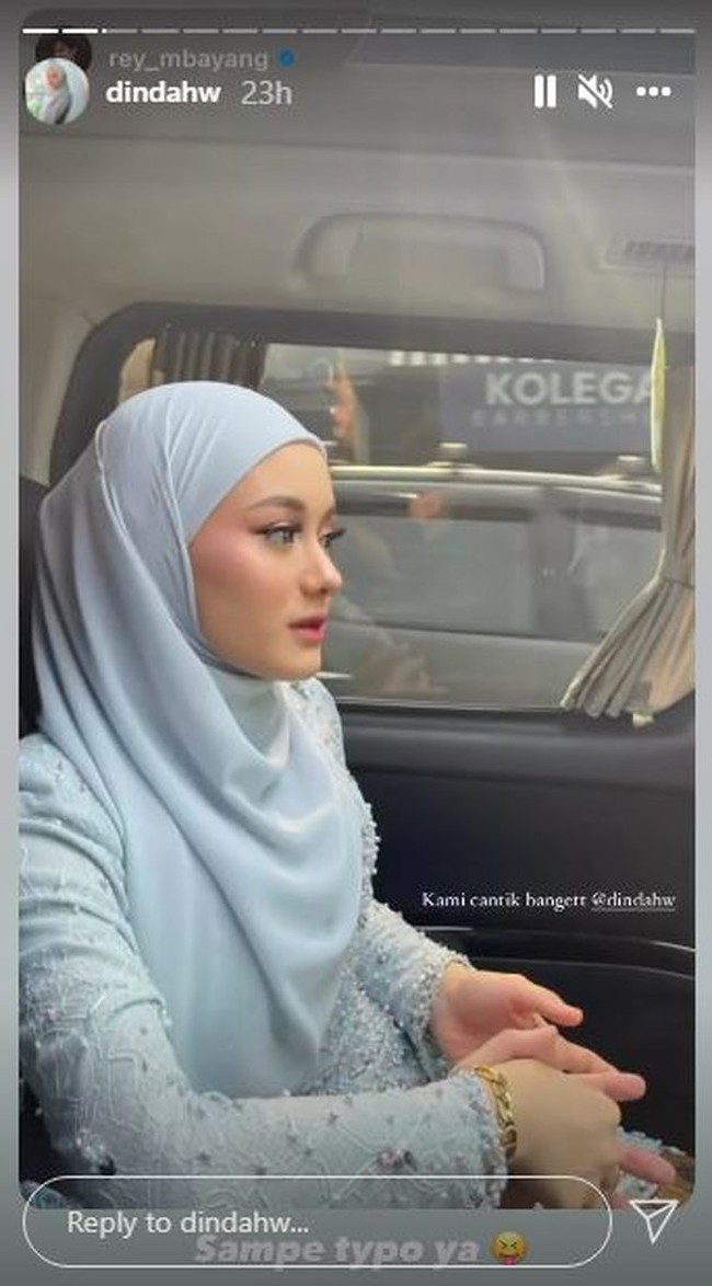 Karena terlalu terpesona melihat kecantikan sang istri, Rey Mbayang pun sampai typo. Maksud hati ingin menulis kamu tapi malah typo jadi kami. Foto: Instagram