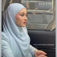 Karena terlalu terpesona melihat kecantikan sang istri, Rey Mbayang pun sampai typo. Maksud hati ingin menulis kamu tapi malah typo jadi kami. Foto: Instagram