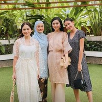 Beberapa waktu lalu Dinda Hauw tampak menghadiri pernikahan Ashilla eks Blink dengan Ridwan Heisel. Hubungan pertemanan antara Dinda dan Ashilla sendiri diketahui cukup dekat. Foto: Instagram