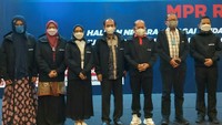Para pembicara berfoto seusia acara.