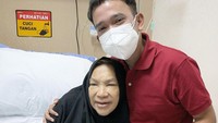 Sempat diizinkan pulang ke rumah, Dorce Gamalama kembali harus menjalani perawatan di rumah sakit. Foto: Instagram Ruben Onsu