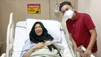 Beberapa waktu lalu, Dorce Gamalama dilarikan ke ke ICU di sebuah rumah sakit. Foto: Instagram Ruben Onsu