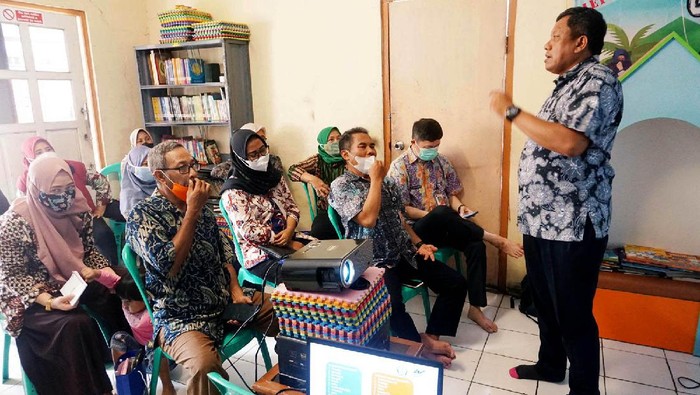 PT Wahana Ottomitra Multiartha Tbk (WOM Finance) menggelar kegiatan Inklusi Keuangan di Taman Baca Masyarakat, Kampung Bahari, Jakarta Utara.