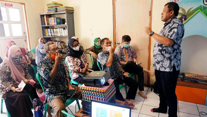 Edukasi Masyarakat Lewat Inklusi Keuangan PT Wahana Ottomitra Multiartha Tbk (WOM Finance) menggelar kegiatan Inklusi Keuangan di Taman Baca Masyarakat, Kampung Bahari, Jakarta Utara.