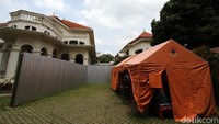Tempat isolasi tersebut akan diawasi 24 penuh karena selama isolasi mereka tidak boleh didampingi orang tua.