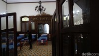 Petugas tengah membersihkan ruangan di isoter tersebut, Selasa (26/10). 