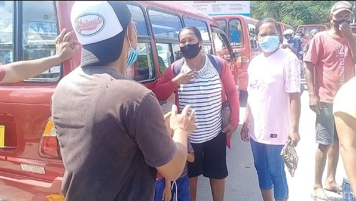 Emak-emak di Kota Ambon adu mulut dengan sopir angkot saat mogok massal. (Muslimin/detikcom)