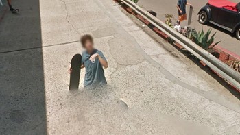 Bukan sulap, bukan sihir. Cuma salah satu penampakan di Google Street View. Foto: Dok. Google/Bored Panda