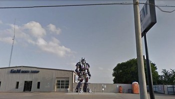Wah ada robot Optimus. Foto: Dok. Jon Rafman