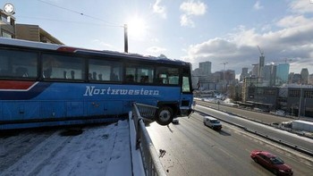Duh, kecelakan bus yang nyaris membuatnya jatuh. Foto: Dok. Jon Rafman
