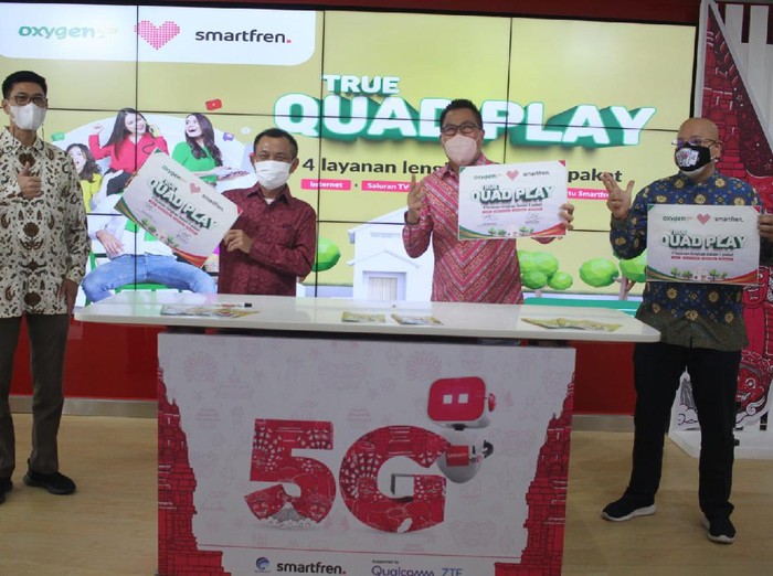 Galumbang Menak, President Director PT Mora Telematika Indonesia (Moratel) dan Djoko Tata Ibrahim, Deputy CEO Smartfren menandatangani MoU sinergi Moratel dan Smartfren.