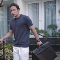 Selanjutnya ada Jordi Onsu yang juga tak kalah mewah. Adik dari Ruben Onsu ini diketahui gemar mengenakan tas-tas mewah berharga fantastis. Seperti dalam foto yang satu ini. Siapa sangka jika tas jinjing hitam tersebut merupakan keluaran Hermes yang berharga puluhan juta. Dilansir dari Instagram @hermes_selebriti, Hermes Zip Retourne Cavine itu dibanderol dengan harga sekitar Rp 53 juta. Foto: Instagram