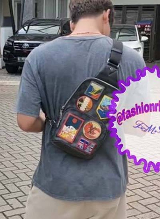 Artis pria lain yang juga terkenal gemar mengenakan barang-barang bermerek adalah Rizky Billar. Walaupun penampilannya terlihat sederhana namun siapa sangka jika tas selempang hitamnya itu berharga puluhan juta rupiah. Dilansir dari akun Instagram @fashionrizkybillar, tas selempang yang dikenakan oleh suami Lesti Kejora itu berasal dari merek Louis Vuitton. Sling bag model Damier Graphite Alps itu dibanderol dengan harga sekitar Rp 47 juta. Foto: Instagram