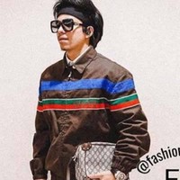 YouTuber Atta Halilintar memang terkenal kerap mengenakan barang-barang bermerek berharga fantastis. Mulai dari pakaian, alas kaki, hingga tas yang dikenakannya pun berasal dari merek ternama. Seperti dalam foto yang satu ini. Melansir dari akun Instagram @fashionattahalilintar, tas yang dikenakan oleh Atta dalam foto ini ternyata berasal dari merek Gucci. GG Shoulder Bag With Leather Details itu dibanderol dengan harga sekitar Rp 24,8 juta. Foto: Instagram