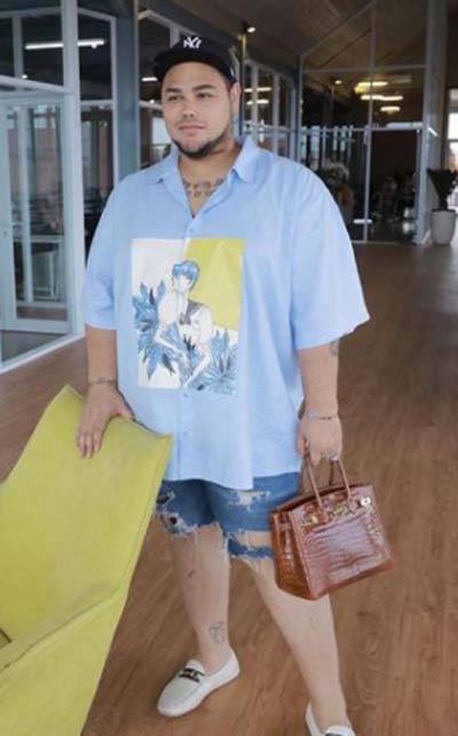 Terakhir ada Ivan Gunawan yang memang selalu terkenal dengan gaya modisnya. Ivan sendiri diketahui memiliki beragam koleksi tas mewah, salah satunya seperti yang dikenakannya dalam foto yangs atu ini. Dalam foto ini Ivan tampak menjinjing tas coklat yang berasal dari merek Hermes. Dilansir dari akun Instagram @hermes_selebriti, Hermes Birkin 30 itu dibanderol dengan harga sekitar Rp 403 juta. Foto: Instagram